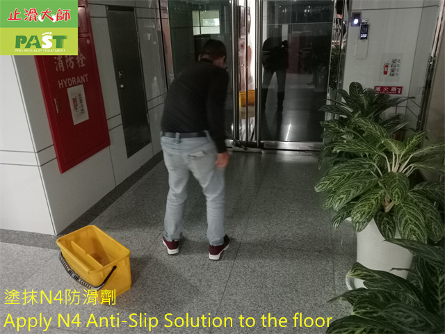slip-resistance construction on the elevator hall