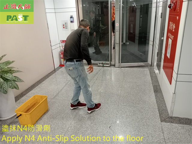 slip-resistance construction on the elevator hall