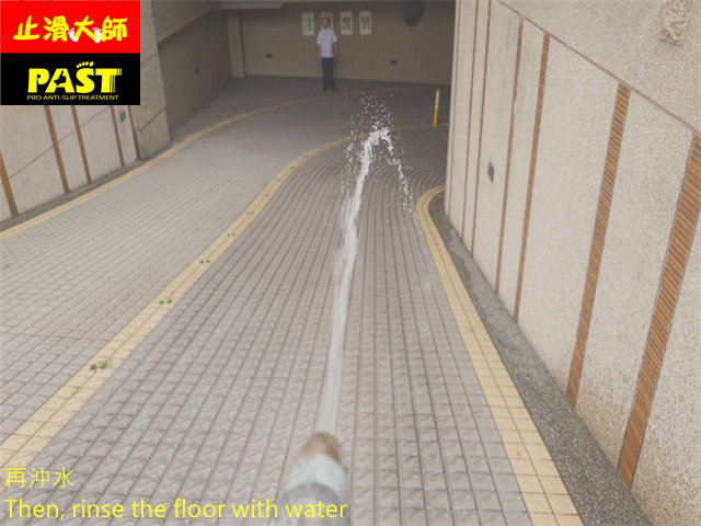 斜坡車道防滑施工